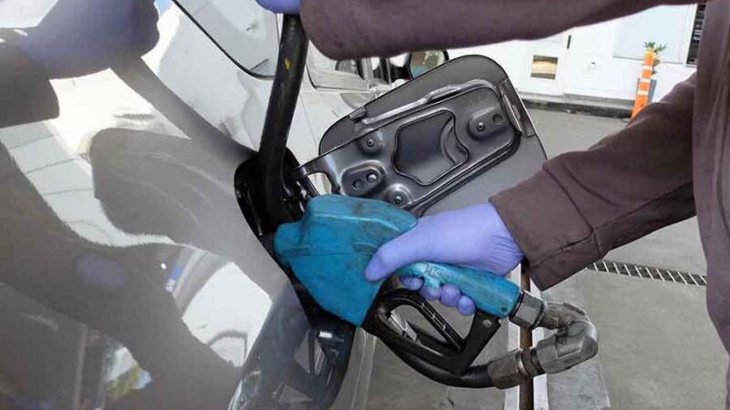 Oficializaron la postergación del aumento en el impuesto a los combustibles