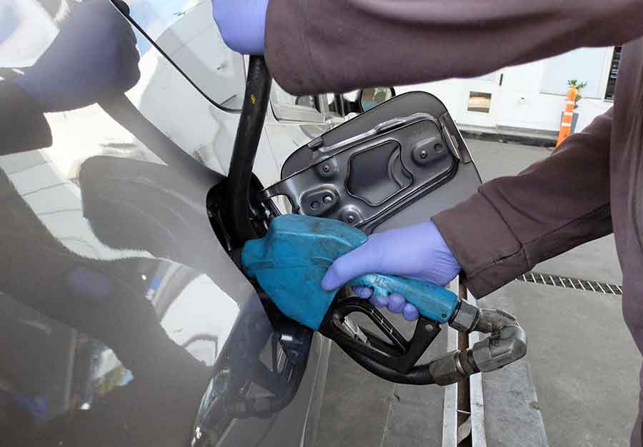 Oficializaron la postergación del aumento en el impuesto a los combustibles