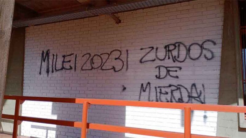 Grave: Pintadas con amenazas y llamados a votar por Milei en Facultad de Ciencias Políticas de la UNCuyo