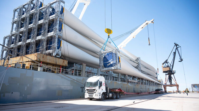 Avanza la construcción del Parque Eólico General Levalle, con la llegada de nuevos aerogeneradores al país 