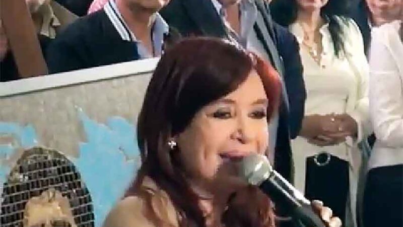 Cristina Kirchner se despidió de los trabajadores del Senado con un emotivo acto: “No me voy a ningún lado, saben dónde encontrarme”