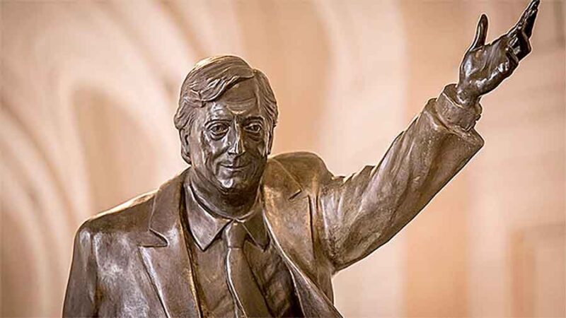 Retiran la escultura del expresidente Néstor Kirchner del CCK por decisión de la Unasur