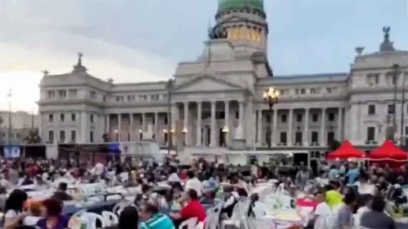 Más de 4.000 personas participaron de una cena solidaria de Navidad frente al Congreso