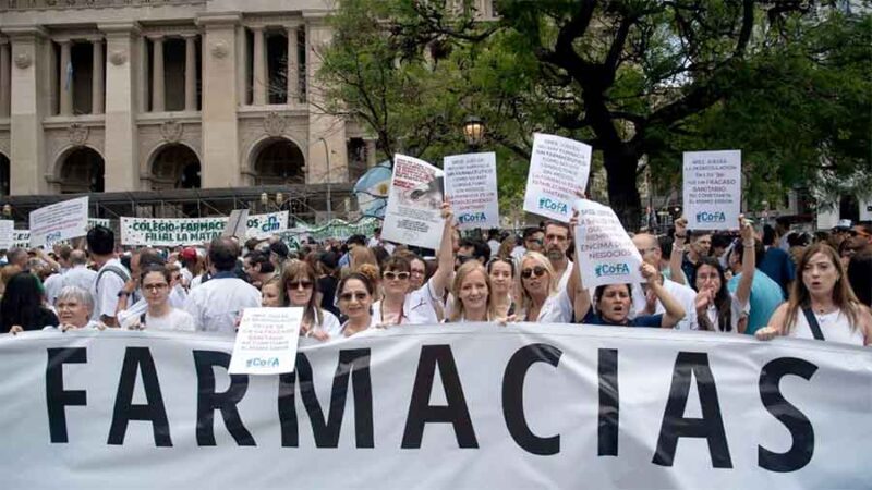 Farmacéuticos marcharon y presentaron un amparo contra la venta de medicamentos en kioscos