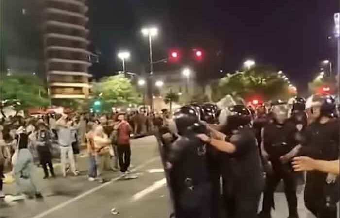 Córdoba: imputan y mantienen detenidos a 5 manifestantes que participaron de protesta contra DNU