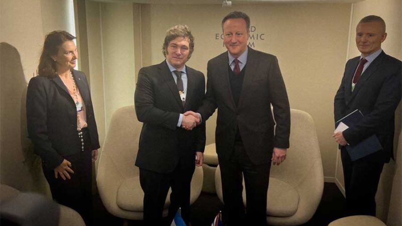 El presidente Milei se reunió en Davos con el canciller británico Cameron