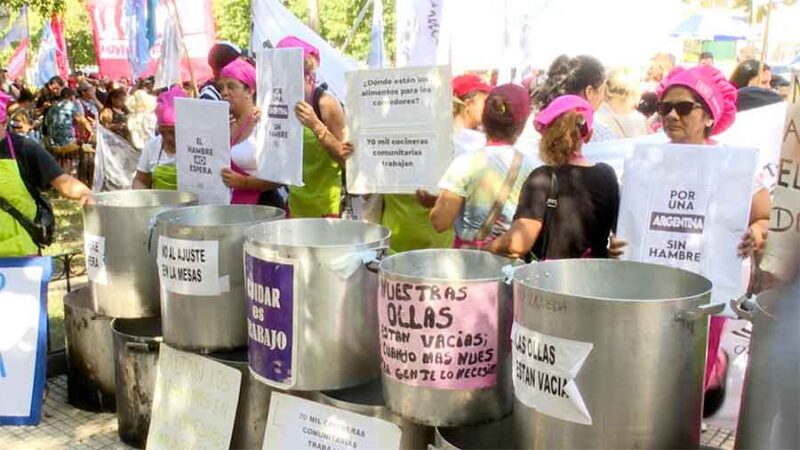 Manifestantes se concentran en el Ministerio de Capital Humano para hacer la “fila de la pobreza”