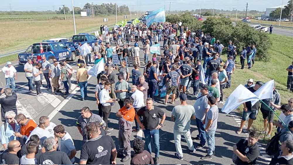 Escala el conflicto en Acindar: Trabajadores de la UOM cortan la Autopista Rosario – Buenos Aires