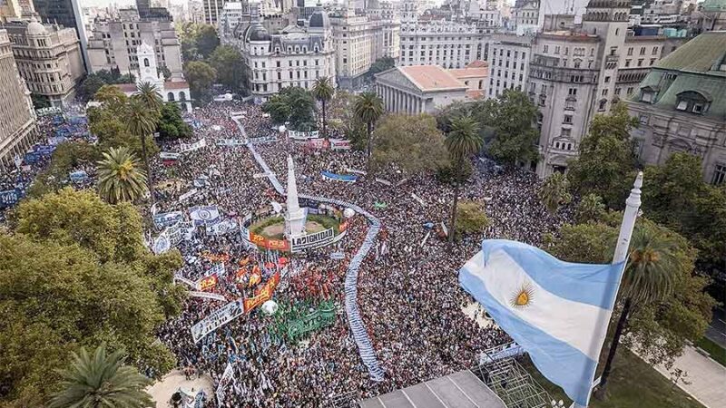 Masiva movilización a Plaza de Mayo por la Memoria, Verdad y Justicia, a 48 años del golpe