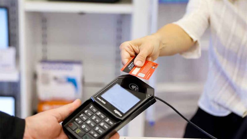 Consumo: desde hoy rigen cambios en las operaciones con tarjetas de crédito y débito