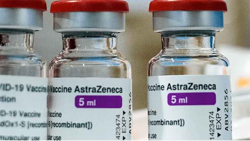 Covid-19: AstraZeneca admitió que su vacuna puede tener “un efecto secundario raro”