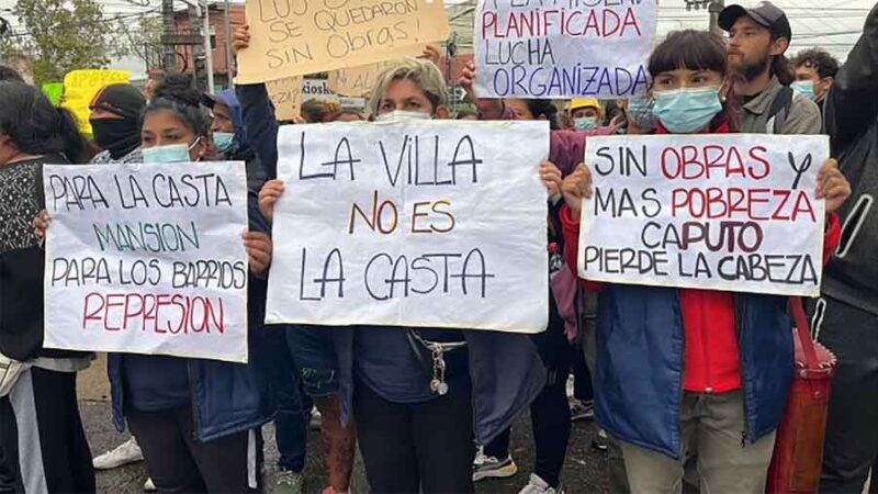 Multitudinaria protesta frente al country donde vive Luis Caputo